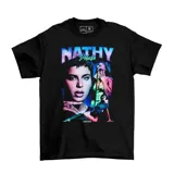 Remera negra de algodón con estampado de la cantante Nathy Peluso.