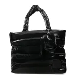 Bolso negro tipo shopper con diseño capitoneado y asa corta acolchada. Incluye un monedero colgante con cierre.