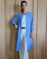 Kimono celeste de lino con mangas 3/4 y corte holgado.