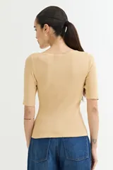 Sweater de punto con cuello bote, de mangas cortas y diseño a rayas horizontales blancas y azul marino.