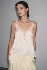 Top color crema de Zara Woman Collection, con escote pico, tirantes finos ajustables y detalle de encaje a tono.