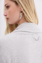 Cárdigan color beige de tejido suave, con calce relajado y largo irregular.