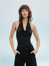 Body negro con escote halter y espalda descubierta.