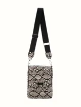 Bandolera rectangular con estampado de piel de serpiente en tonos grises y negros. Tiene una correa ancha de tela negra con el nombre de la marca en letras blancas.