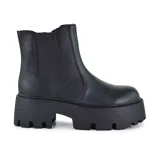 Bota de cuero sintético color negro, con elásticos laterales, plataforma y suela track.