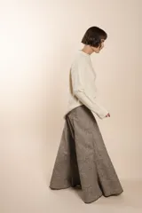 Falda larga marrón con textura de espiga, de corte acampanado y cintura alta.