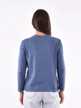 Remera blanca de manga larga con cuello redondo y estampado frontal con la frase "All my love darling" en color celeste.