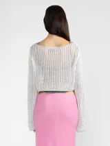 Sweater corto tejido con tres hilos de distintos tonos, uno de ellos con lurex.