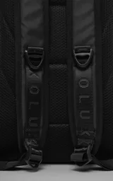 Mochila grande de color negro, confeccionada en tejido tracker waterproof. Presenta un bolsillo exterior pequeño, bolsillo principal con bolsillo interior con cierre y división para notebook. Las tiras son regulables y tanto ellas como la espalda son acolchadas.