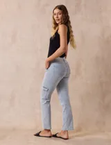 Pantalón jean celeste con bolsillos cargo laterales, pretina con pasadores, botón y cierre.
