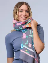 Pashmina de color gris con estampado floral multicolor.