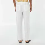 Pantalón blanco de corte recto y estilo casual, con múltiples bolsillos y cierre frontal con botón y cremallera.
