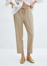 Pantalón color verde oliva, de tejido fluido, corte recto, tiro alto, cintura elástica con cordón de ajuste y bolsillos laterales.