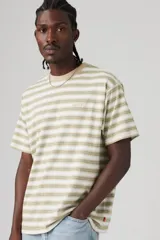 Remera Levi's de hombre con corte holgado, cuello redondo y mangas cortas. Diseño a rayas horizontales en color blanco y verde caqui. Logo de la marca bordado en el pecho.