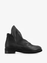 Botín negro de cuero italiano con diseño asimétrico y líneas modernas.