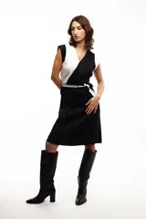 Vestido midi bicolor negro y blanco, con escote cruzado tipo kimono, sin mangas y lazo en la cintura.