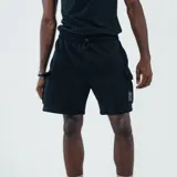 Short de hombre color negro, de corte holgado, con cintura elástica ajustable con cordón, bolsillos laterales tipo cargo con solapa y logo de la marca en etiqueta cosida en la pierna derecha.