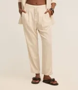 Pantalón fluido color verde oliva confeccionado en viscolino, con cintura elástica, lazo, pliegues y bolsillos.