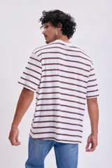 Remera blanca con rayas horizontales color marrón.