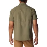 Camisa de manga corta azul marino, con cuello clásico, cierre frontal con botones, dos bolsillos en el pecho con cierre de botón y ventilación en la espalda.