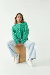 Sweater de punto color azul con diseño trenzado y textura en relieve, de fit amplio y cómodo, con hombros caídos y cuello redondo.