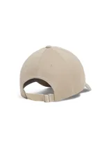 Gorro deportivo Under Armour color rosa con logo blanco bordado en el frente.
