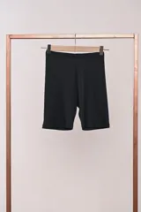 Short biker negro de calce ajustado, confeccionado en tejido de punto acanalado.