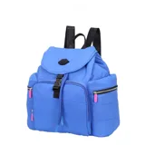 Mochila azul con diseño acolchado, cierre con cordón ajustable y tapa con broche. Tiene bolsillos laterales y frontales con cierre, y correas de hombro negras con letras estampadas.