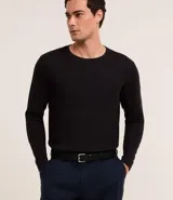 Remera de hombre confeccionada en tejido waffle, color negro, de corte regular, cuello redondo y manga larga.