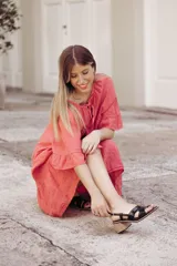 Sandalias de cuero color verde agua y blanco, con taco de madera de 6cm y hebilla dorada.