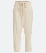 Pantalón zanahoria color crema con textura de cuadros, cordón ajustable en la cintura, bolsillos delanteros y traseros.