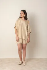 Blusa italiana gris de viscosa, lisa, con corte irregular y un hombro descubierto. De calce holgado.