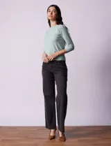 Buzo color verde agua, marca Vila Milano, con cuello redondo y mangas 3/4 con pinzas en los hombros.