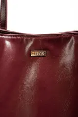Bolso tipo tote grande color bordó, de cuero vegano, con doble asa corta.