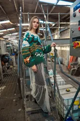 Sweater de lana tejido y bordado a mano en Uruguay, de calce holgado, con cuello a la base y puños.