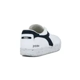 Championes Diadora Heritage modelo Mi Basket Low, color blanco con detalles en azul marino.