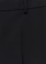 Pantalón de vestir negro de corte recto, tiro alto, con trabillas, bolsillos laterales y traseros.