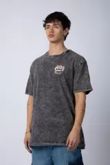 Remera gris con efecto acid wash, corte holgado y estampa frontal con una mano sosteniendo el mundo VCP.