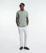 Polo de hombre color gris claro, corte confort, cuello polo, manga corta y tejido texturizado.