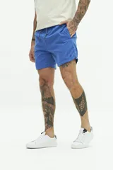 Short de baño liso color azul marino, con cintura elástica ajustable con cordón, dos bolsillos laterales, un bolsillo trasero y logo bordado.