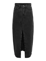 Falda midi de jean negro con efecto lavado y abertura frontal.