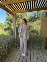 Pantalón negro de lino, corte ancho, con cintura elástica y bolsillos laterales.