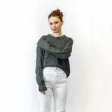 Sweater de punto color gris con mangas largas y corte holgado.