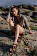 Sandalias de cuero marrón con plataforma cuadrada y hebillas doradas. Presentan una tira de cuero con estampado animal print.