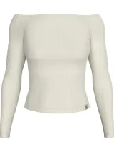 Remera color crema de corte ajustado, con textura de canalé y escote bardot.