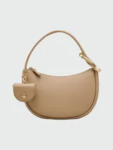 Cartera hobo de cuero color beige con doble correa de hombro y monedero colgante.