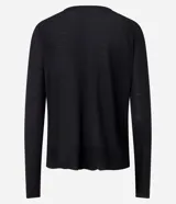 Suéter negro de punto con cuello redondo y mangas largas.