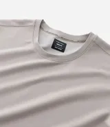 Buzo deportivo color verde claro, de manga larga y cuello redondo. Confeccionado en tejido de poliéster, viscosa y elastano.