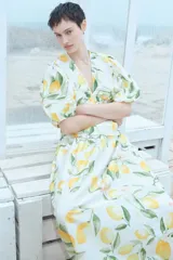 Pollera midi acampanada con cintura elástica y estampado de limones y flores.