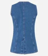 Chaleco femenino confeccionado en jeans, sin mangas, cinturado, con botones y bolsillos. De corte alargado y cuello redondo.